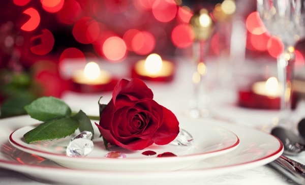 romantik geschenke valentinstag abendessen kochen rose diamanten