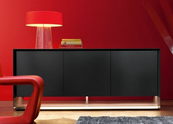 rote Wand Wohnzimmer schwarzes Sideboard minimalistisches Design