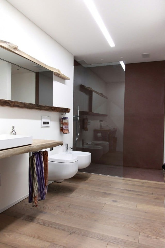 rustikales badezimmer dielenboden duschbereich glas trennwand