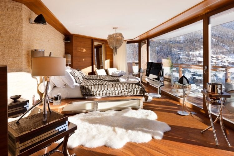 schlafzimmer-einrichtung-stil-chalet-modern-aussicht-blick-berg-fellteppich-holz-luxus