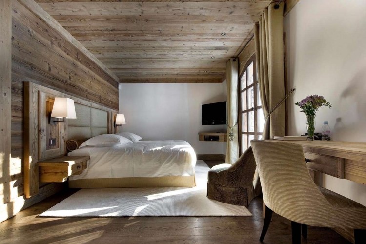 schlafzimmer-einrichtung-stil-chalet-modern-elegant-holz-ausgeblichen-weiss-terrassentueren