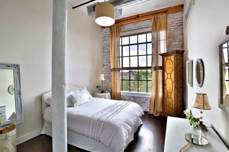 schlafzimmer-shabby-chic-saeule-vintage-backsteinwand-sprossenfenster-altbau