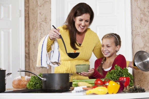 Mutter Tochter kochen zusammen gesund Essen
