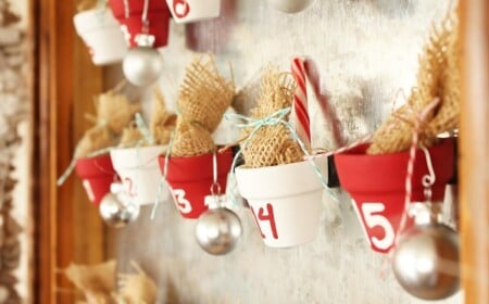 selbstgebastelte-adventskalender-kleine-tontöpfe-rot-weiß-sackleinen