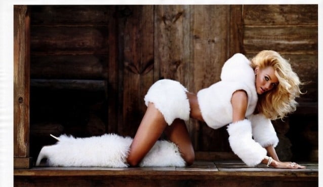sexualität auch in kälte zeigen attraktiv schneeweiß kleidung blonde haare