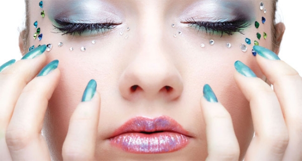 silvester schminke kontrast lidschatten glitzerstein nagellack blau anders verschieden