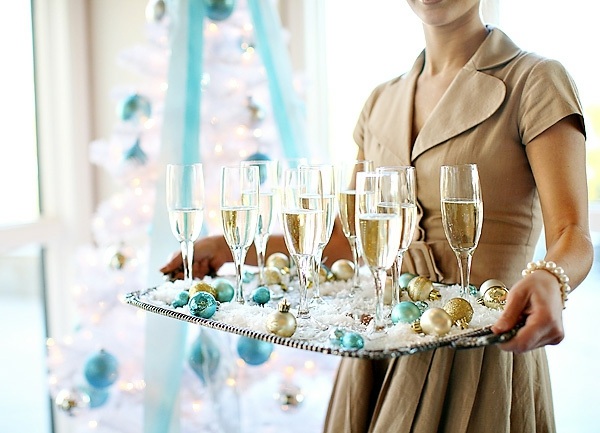 Party Tischdeko Champagne servieren goldene blaue Kugel