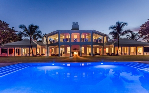 strandhaus luxuriös pool blau palmen abend beleuchtet ruhe