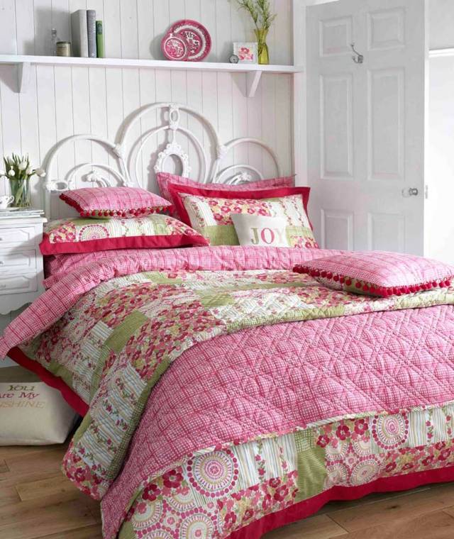 Landhausstil romantische rosa Tagesdecke Muster