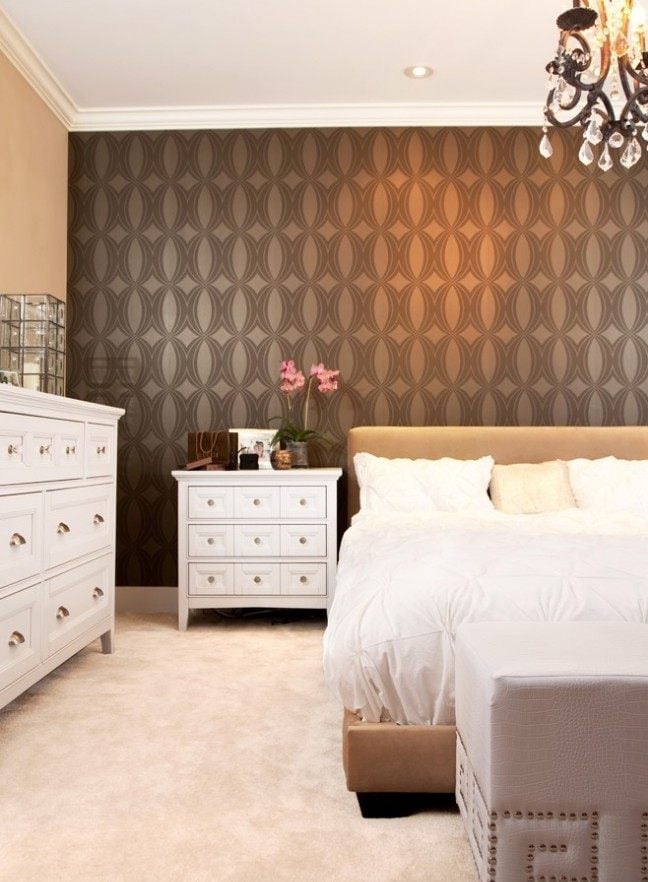 tapeten-modernes-schlafzimmer braun-muster weiße möbel