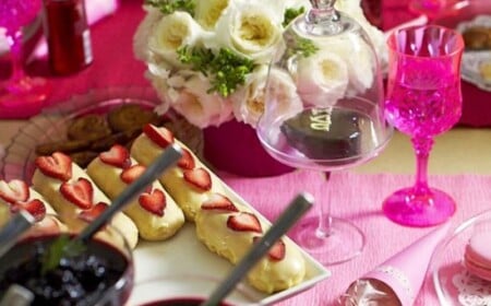teller für mehrere gäste rosa rot aufmarschieren erdbeeren oliven