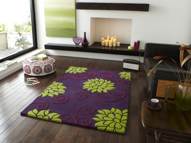 teppich blumenmuster lila grün wohnzimmer dielenboden