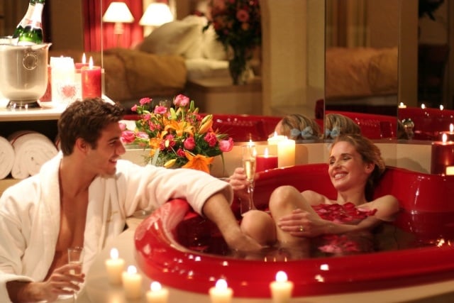 valentinstag badezimmer zu zweit rote badewanne herzenform