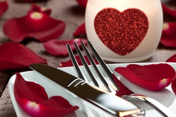 Ideen zum Valentinstag  valentinstag feiern liebe zeigen tisch gestellt romantik überraschung rosenblüten