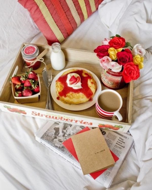 valentinstag geschenk frühstuck bett erdbeeren pancakes rosenstrauss
