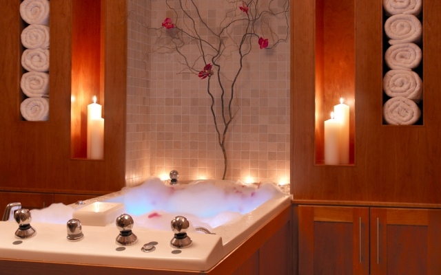 valentinstag romantisches wochenende badezimmer rosen