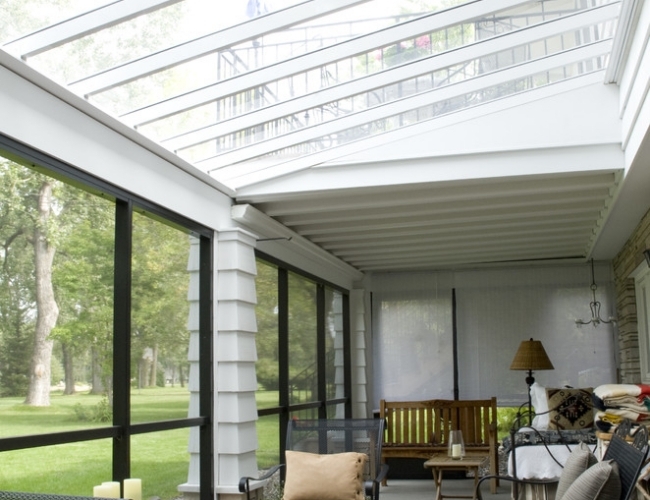 verglaste-terrasse-teppich-eisenmoebel-glasdach