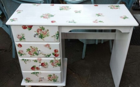 vintage möbel selber machen schreibtisch blumen decoupage schubladen