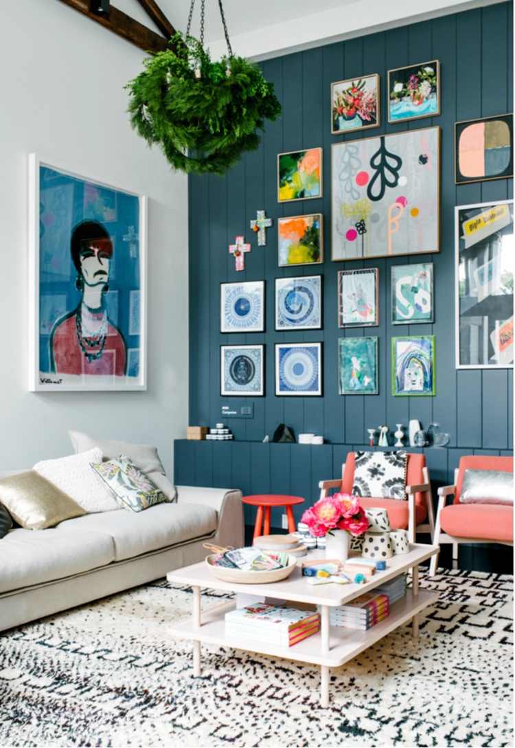 Wandgestaltung mit Farbe -akzentfarbe-blau-weiss-wohnzimmer-bilderwand