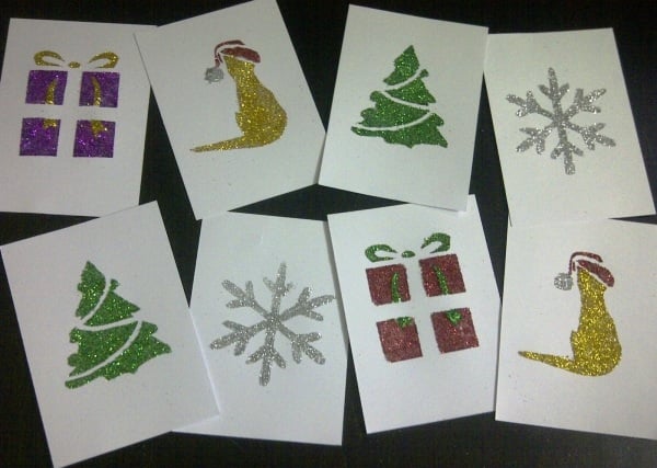 weihnachtskarten schnee bastelideen kleine geschenkmuster glitzerspray christbaum