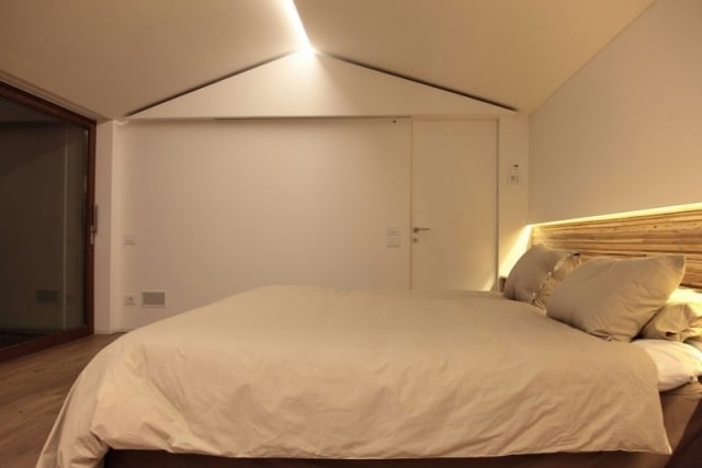 weisses schlafzimmer dachschräge lichteffekte dielenboden