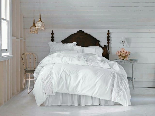 Schlafzimmer einrichten Holz Bett Gestell weiße Leinen Decke