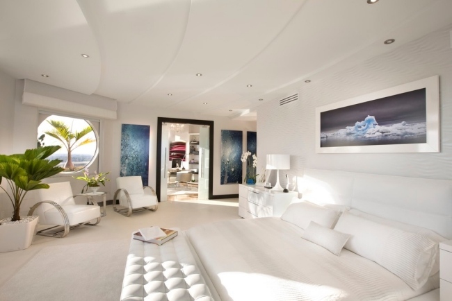 weißes schlafzimmer minimalistisch decke paneele einbauleuchten