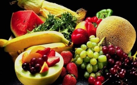 wertvolle ernaöhrungsplan erdbeer melone wassermelone banan pfirsich kirsche zahlreich vitamine