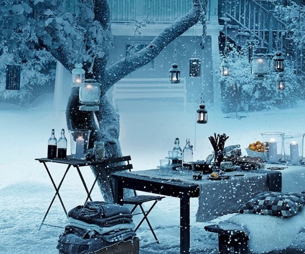 winterdeko-ideen-draußen-magisch-kerzenlichter-baum-schnee