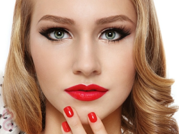 ausdrucksvoll blick schöne haare rot lippenstift nagellack puder aufgetragen
