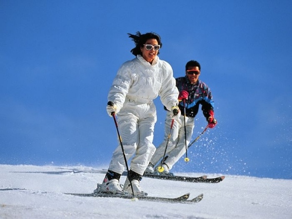 zu zweit skilaufen gehen naturnah schnee entspannend glücklich 