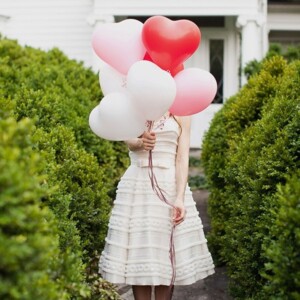 Überraschungsideen zum Valentinstag feiern Herzförmige Ballons-pink