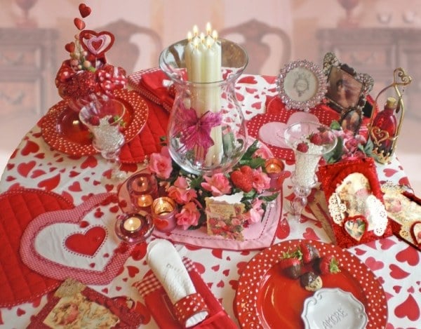 Üppige opulente-Tischtuch ideen dekoration zum-Valentinstag Gläser Kerzen-Decken