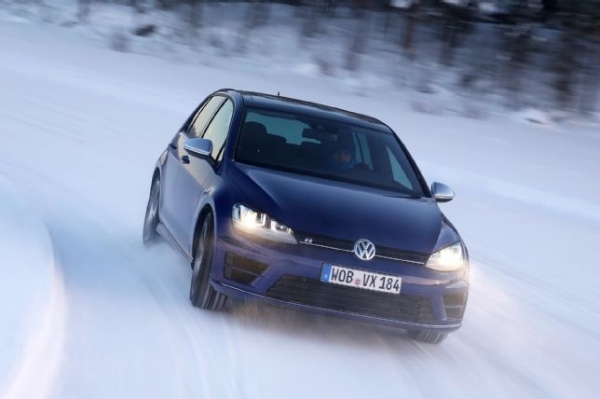 300 ps stark-2015 Volkswagen-Golf R-evo widerstandsfähig im schnee