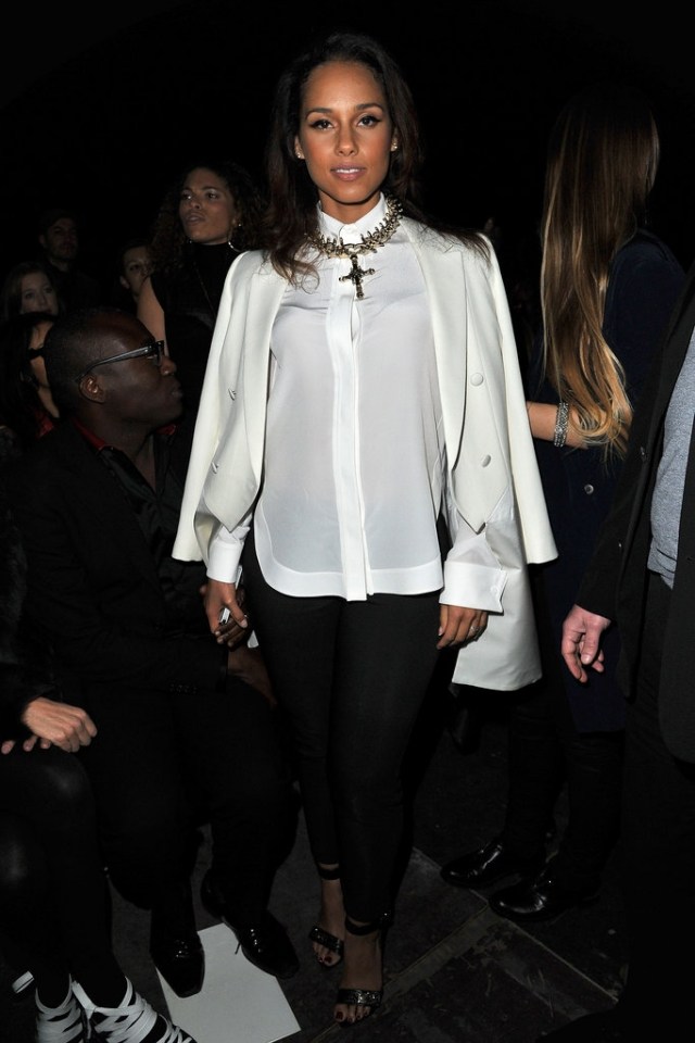 Alicia Keys schmuck winter kreuz anhänger Givenchy