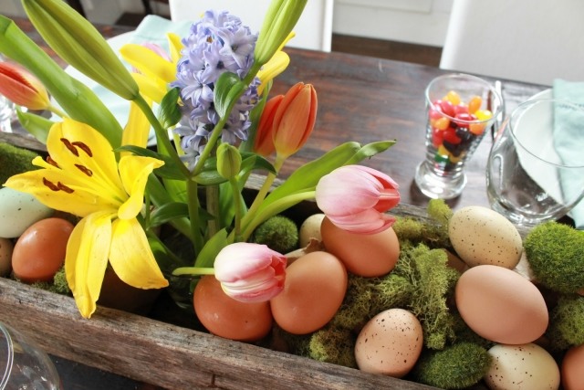 Arrangement Holztisch rustikal ideen frühling-ostern Blumen-korkusse bemalte Eier