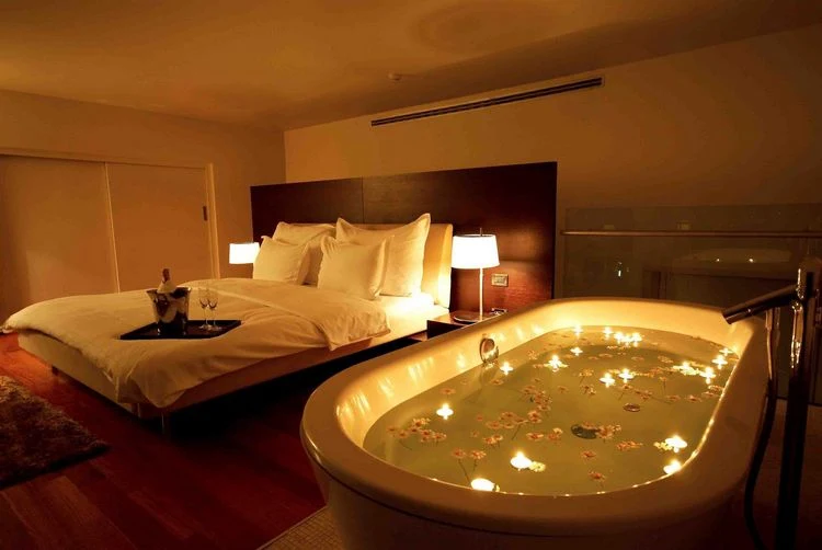 Badewanne im Schlafzimmer-Kerzen Licht romantische Atmosphäre schaffen