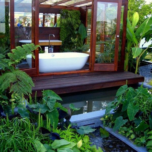 Badezimmer für den Garten-Weiße badewanne Außenbad exotische-vegetation