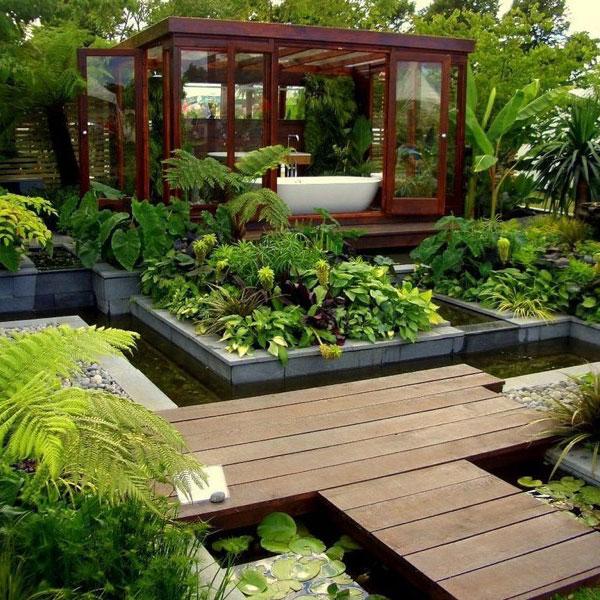 Badezimmer im Gartenhaus bauen üppige Pflanzen exotisch