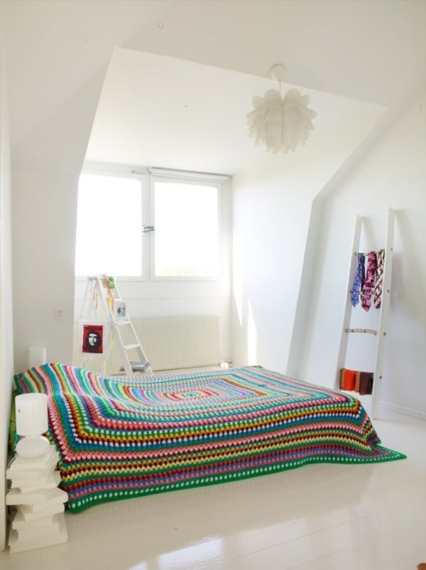 Bettdecke Tagesüberwurf-Ideen Wolle-bunt Garn Pendelleuchte Schlafzimmer Weiße-Wände
