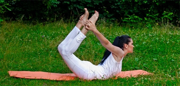 Bogen Asana Yoga-im Freien-machen Tipps-Rücken Übungen