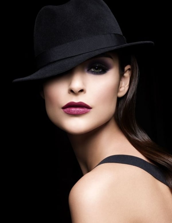 Bordeaux Lippenstift-dunkelhaarige Frauen-schminken richtig