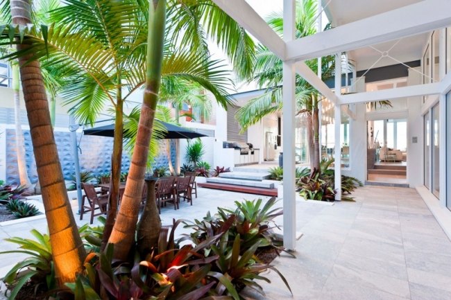 Coastal Oasis terrassengestaltung palmen Urban Exotic weisse fassade