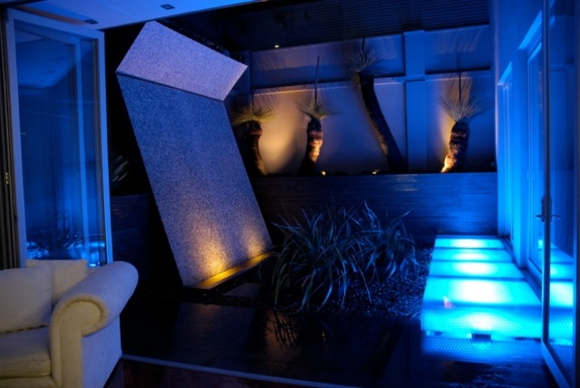 Dachterrasse gestalten ideen Nachtbeleuchtung neon-lichter Wasserbecken