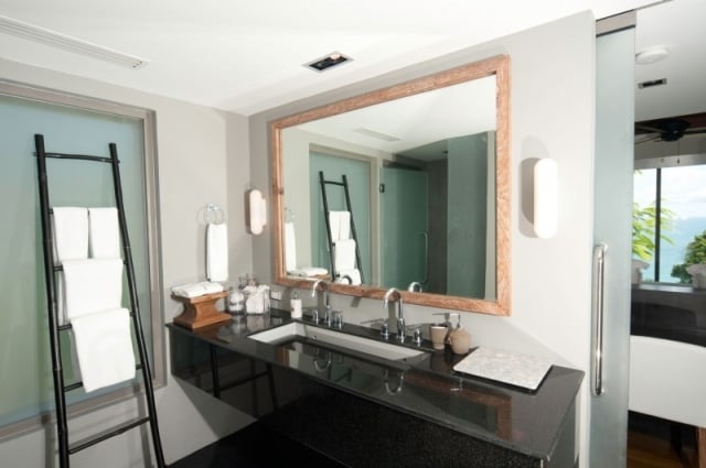 Villa-Badezimmer Granit-schwarz Waschbeckentisch bambus handtuchhalter ideen