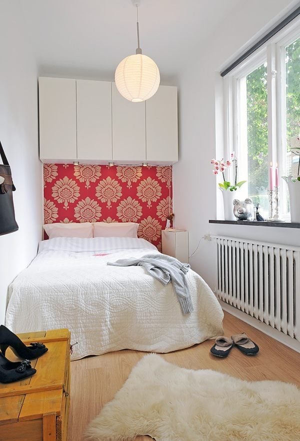 Einrichtungsideen Schlafzimmer-eingebauter wandschrank rote tapete muster