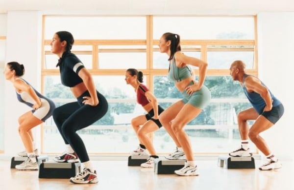 Fitness-Abnehmen aerobe Übungen-step-aerobic machen tipps