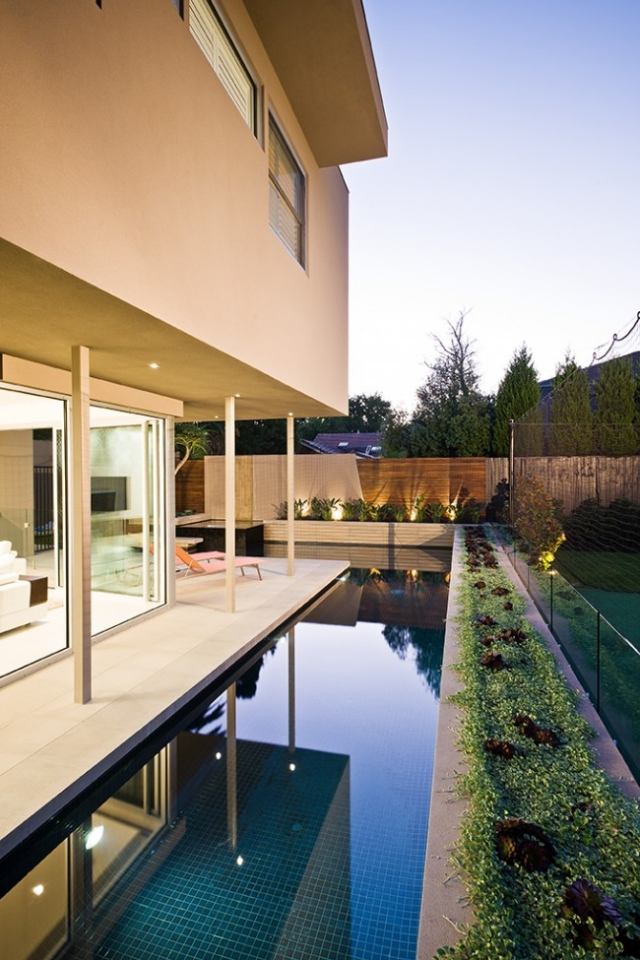 Flachdachhaus Garten-Gestaltung pool überdachte terrasse