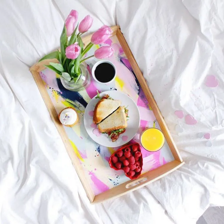 Frühstück im Bett Tablett dekorieren romantisch