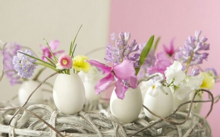 Frühlingsdeko Ideen selbermachen Nest Eierschalen Blumen arrangieren